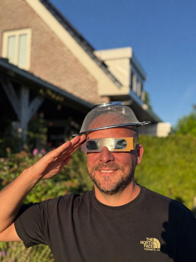 Richard salueert — geslaagd en klaar voor de dienst